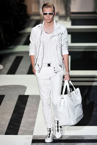 Look 18